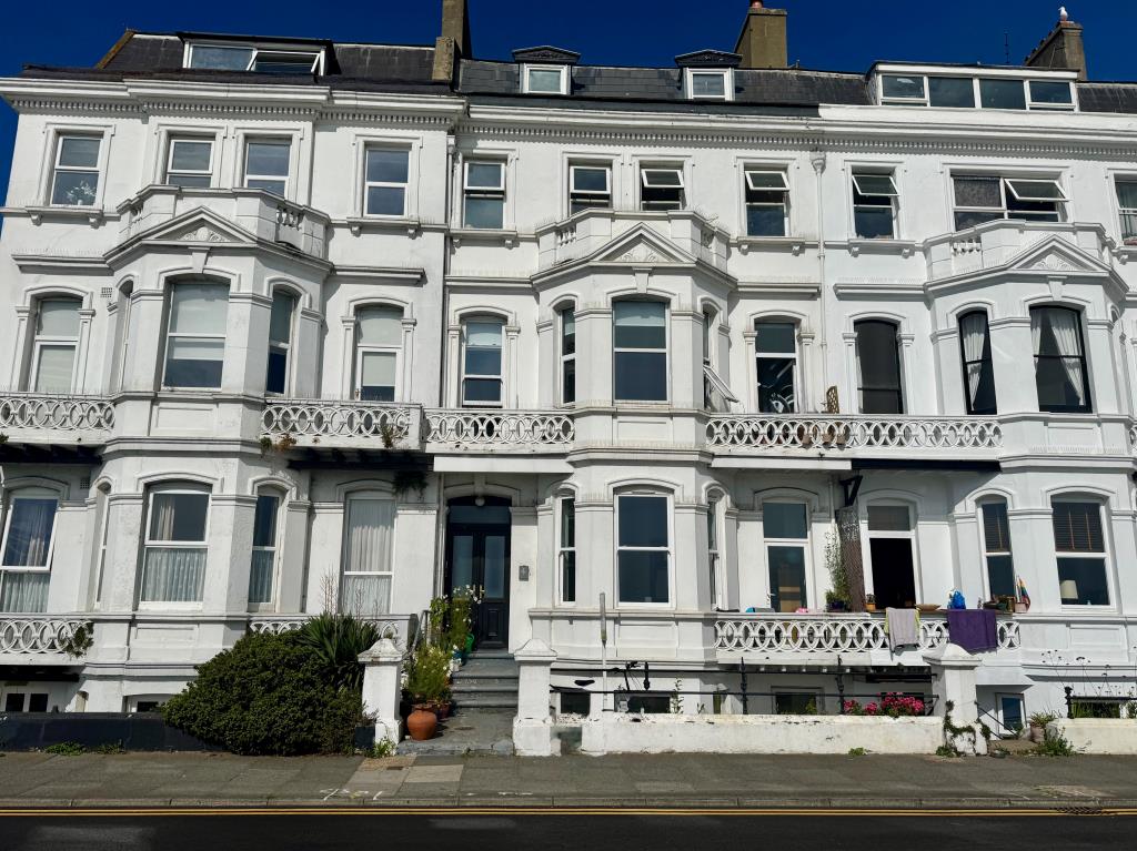 Lot: 182 - SEAFRONT GARDEN FLAT FOR IMPROVEMENT - Front of building